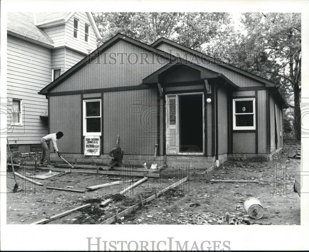 1985 Press Photo New Home construction at 1629 East 93rd Street - Historic Images