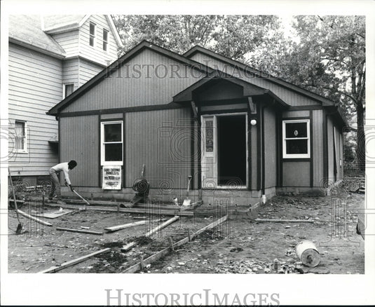 1985 Press Photo New Home construction at 1629 East 93rd Street - Historic Images