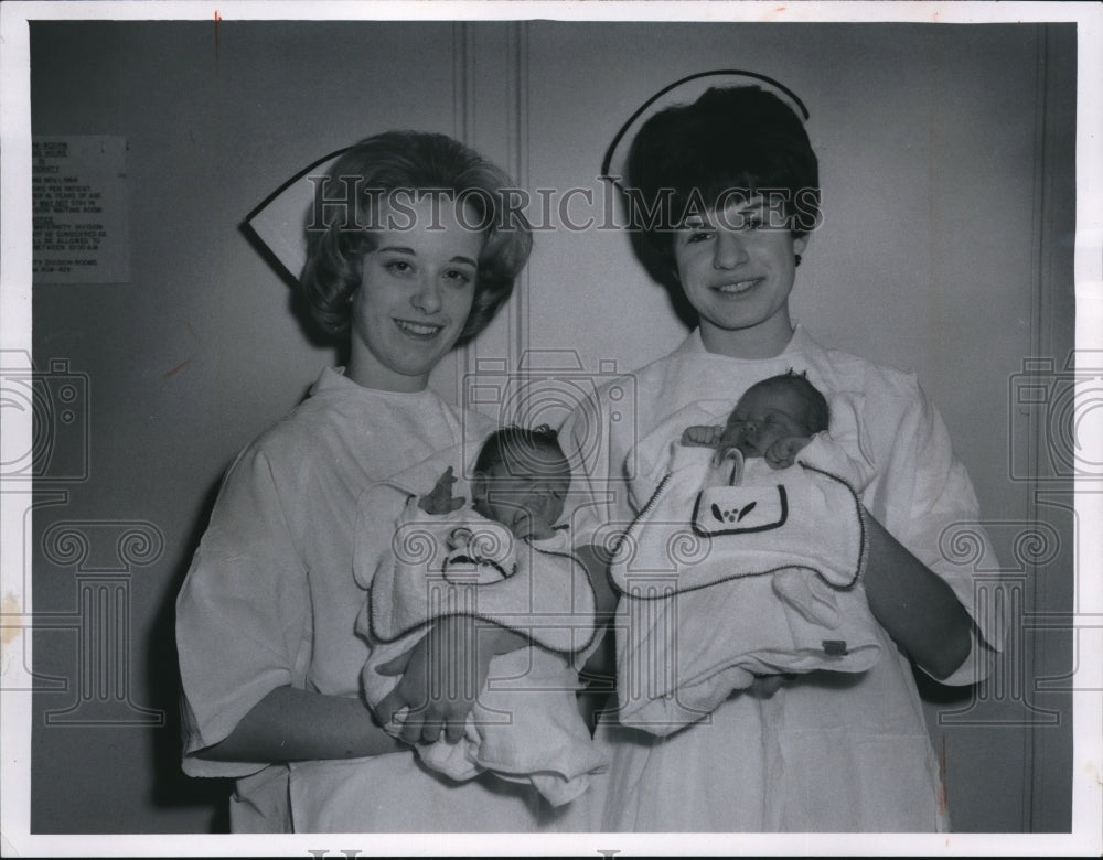 1966 Press Photo The nursery at St. Alexis Hospital is passing out its - Historic Images