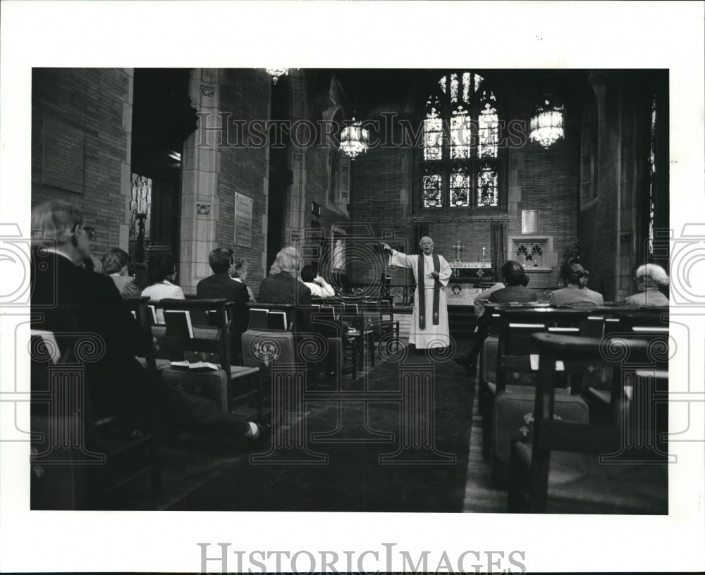 1987 Press Photo Trinity Cathedral, Holy Week service by Dean Williams - Historic Images