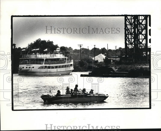 1983 Press Photo The Good Time II and a boat cruises North on the Cuyahoga river - Historic Images