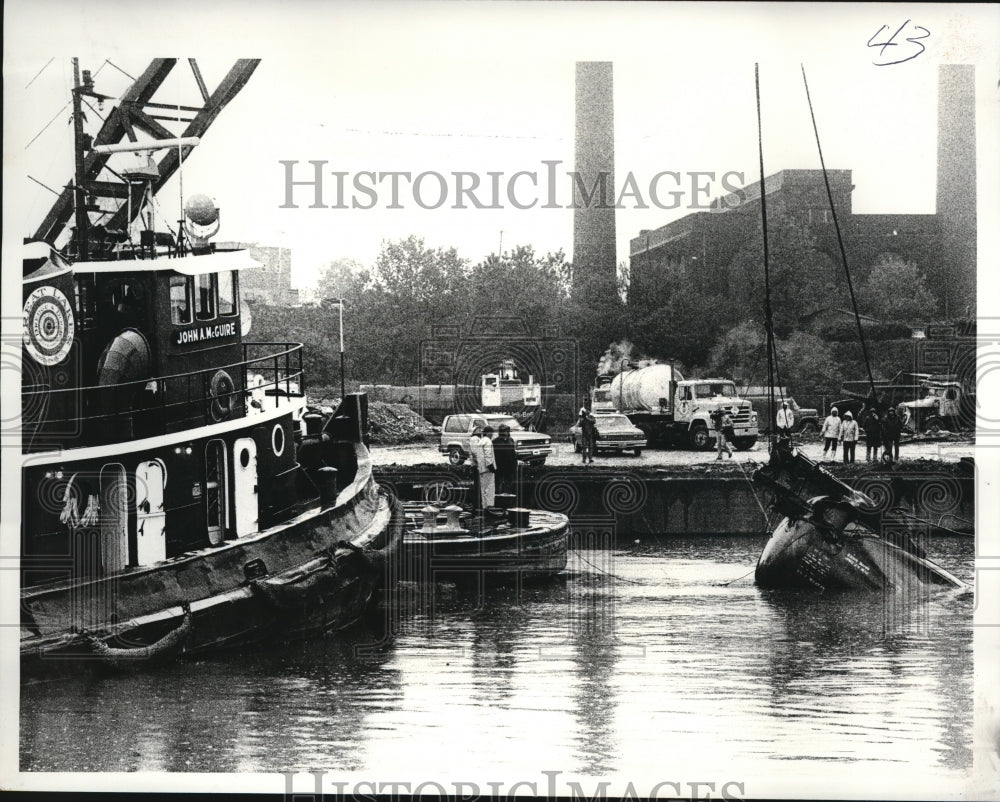 1984 Press Photo Oil Tank Car is hauled from the bottom of the  Cuyahoga river - Historic Images