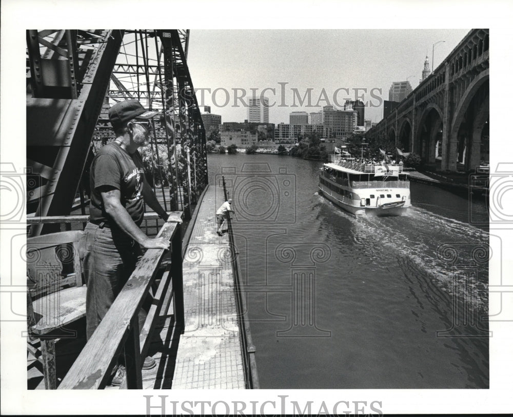 1986 Press Photo Goodtime ship passes by Cuyahoga River - Historic Images