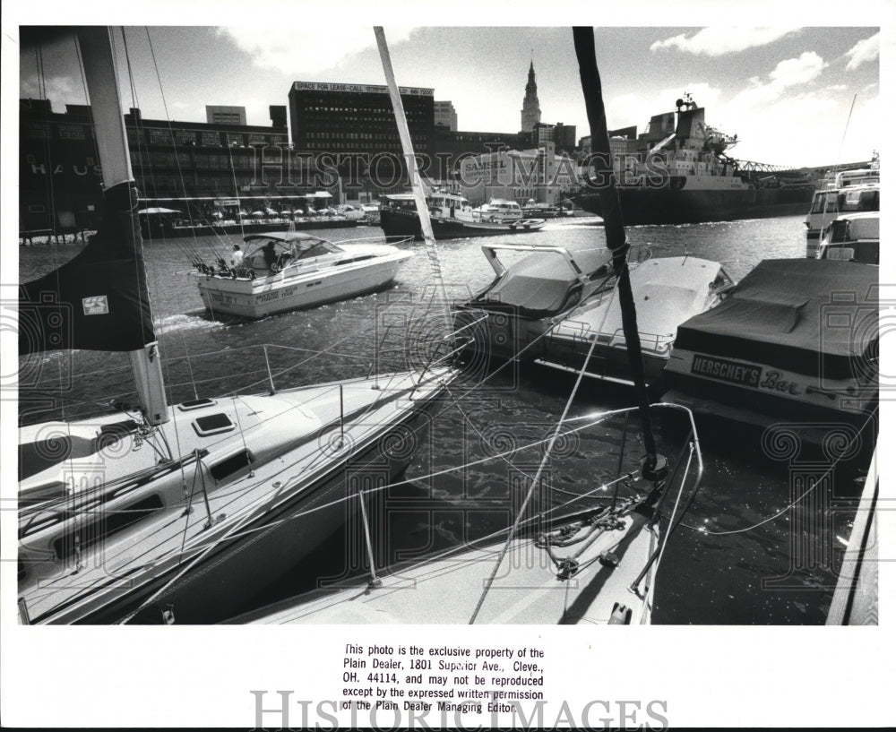 1988 Press Photo View across the Cuyahoga River showing boats - Historic Images