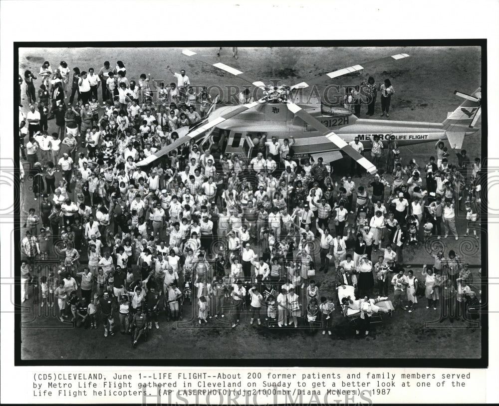 1987 Press Photo Former Patients Family members serveds from Metro Flight.-Historic Images