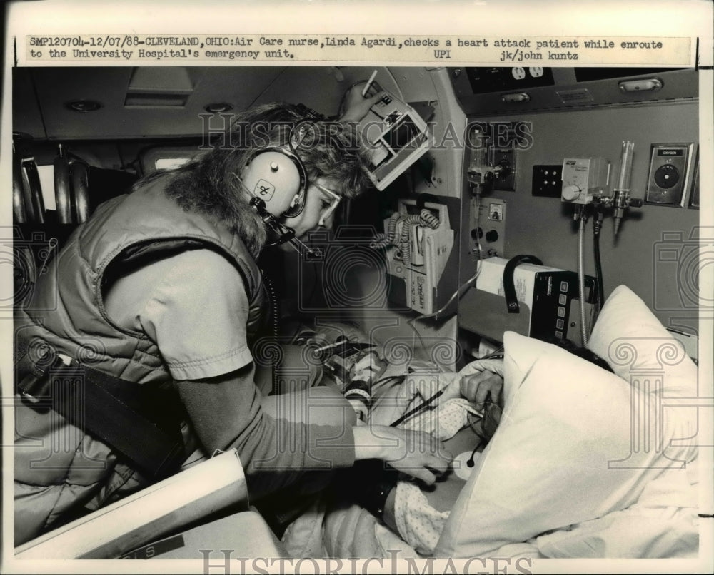 1988 Press Photo Air Care nurse checking a heart attack patient - Historic Images