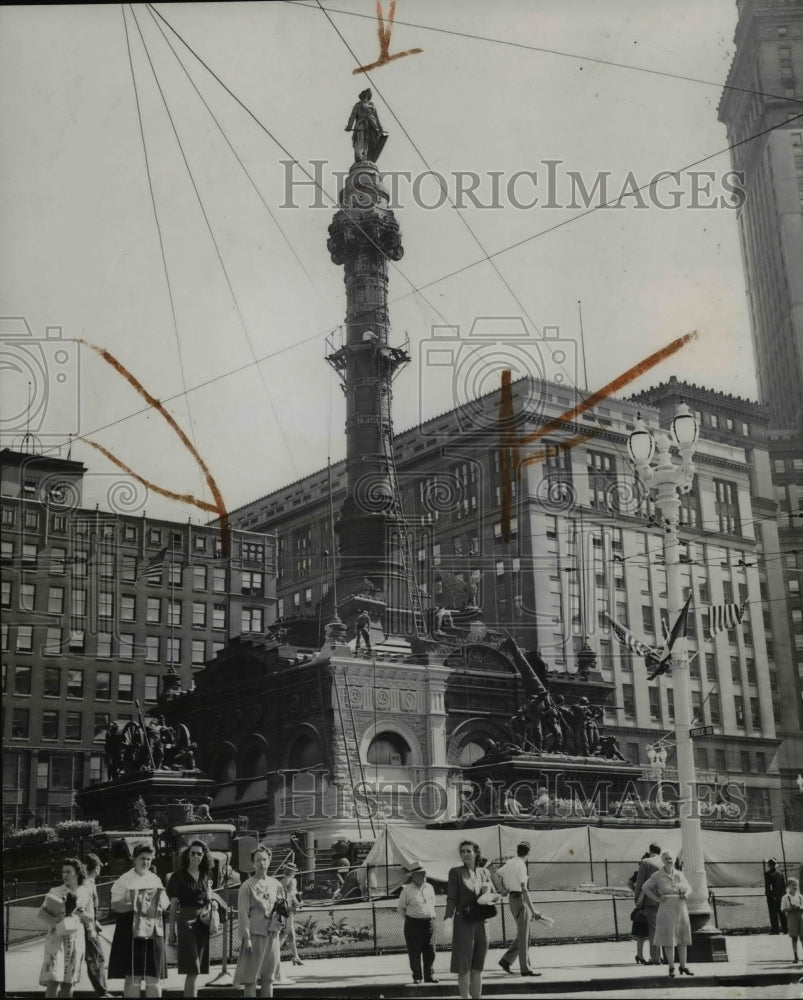 1946 Press Photo Beauty treatment in Soldiers and Sailors Monument - cva89644 - Historic Images