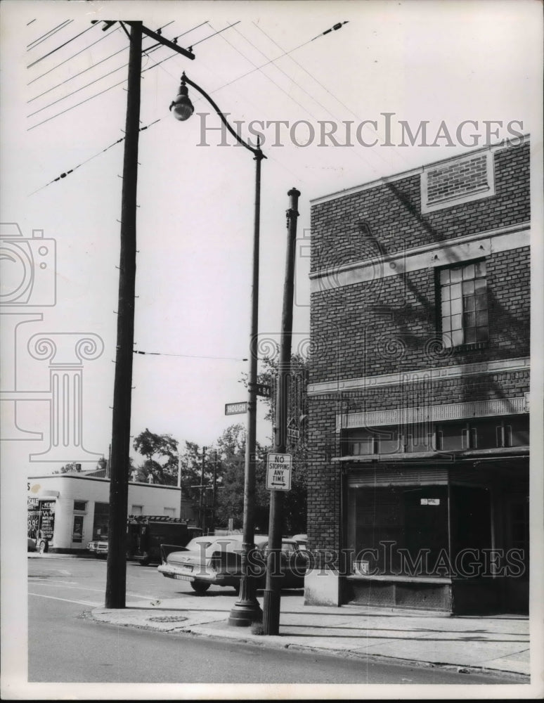 1964 Press Photo The light pole in the Hough Area which may caused electroution - Historic Images