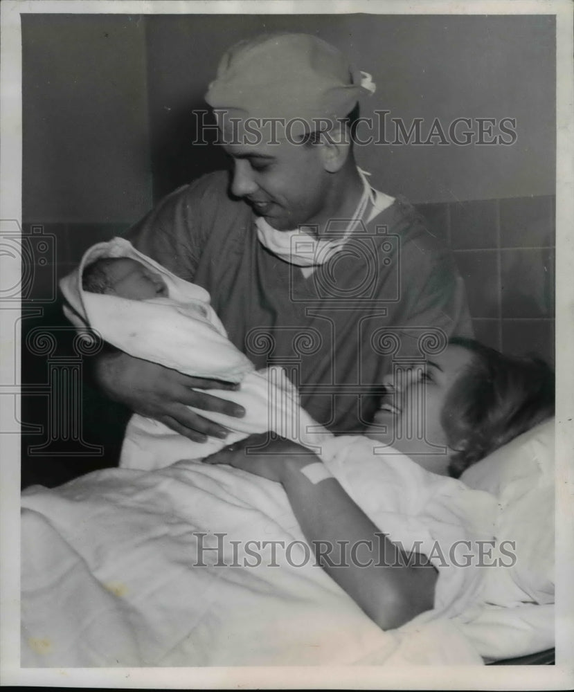1966 Press Photo Mr. & Mrs. Richard Liptok and New Born Son at St. Alexis Hosp. - Historic Images