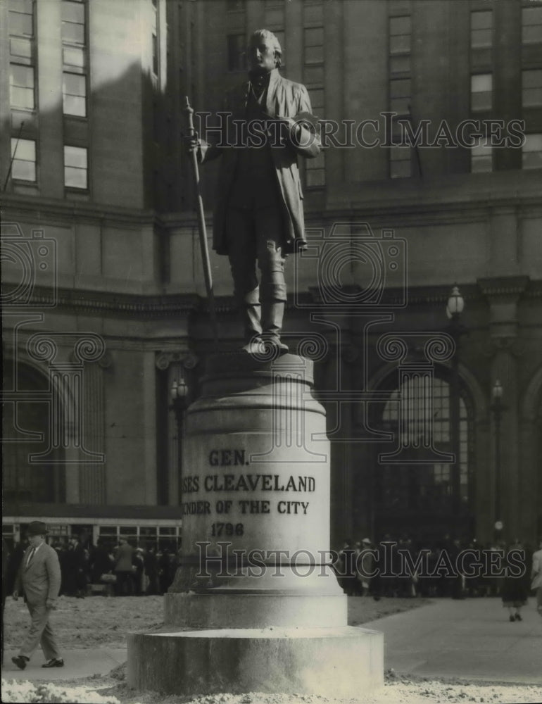 Press Photo Moses Cleveland Statue on Public Square - cva89742-Historic Images