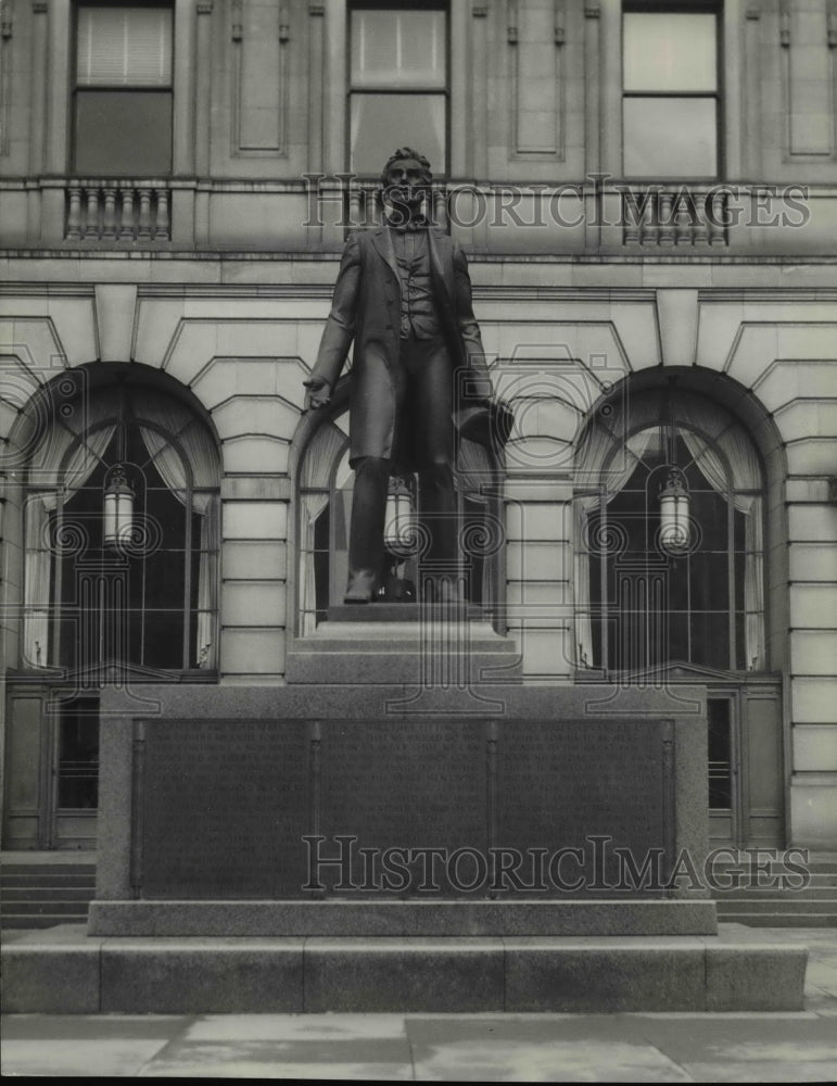 The statue of Lincoln by Max Kallish  - Historic Images
