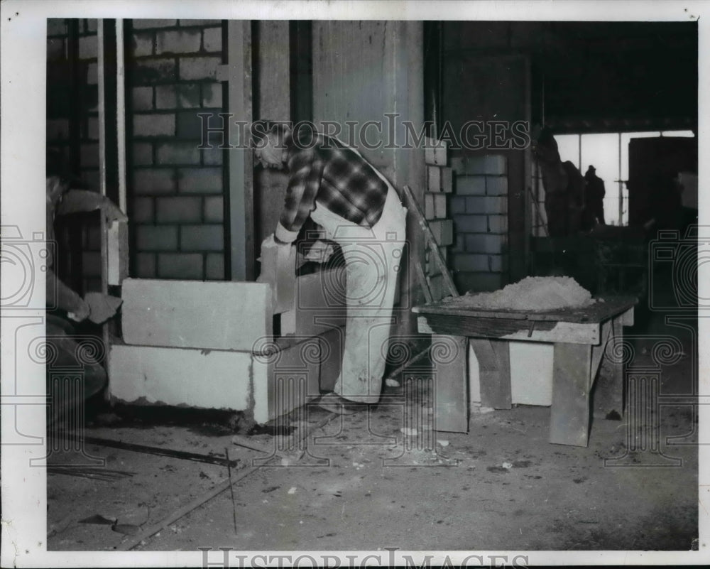 1960 Press Photo Pete Galmarina on Illuminating Co. Building - cva89864 - Historic Images
