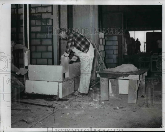 1960 Press Photo Pete Galmarina on Illuminating Co. Building - cva89864 - Historic Images