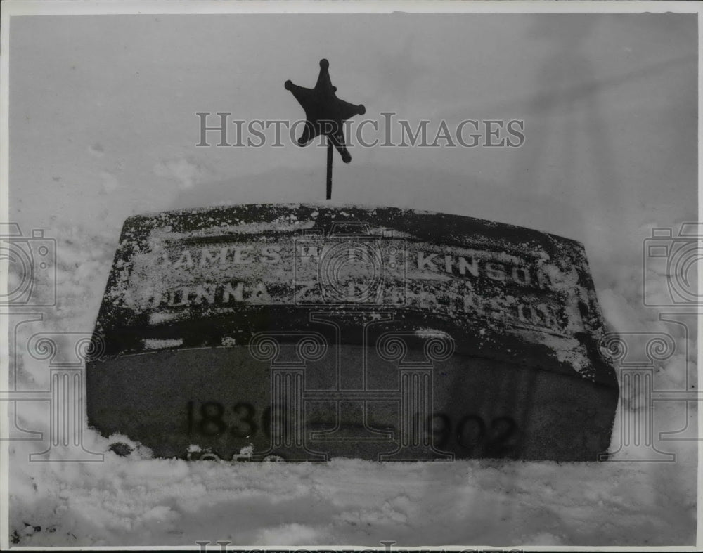 1952 Press Photo Gravestone of James W. Dickinson &amp; Donna Z. Dickinson - Historic Images