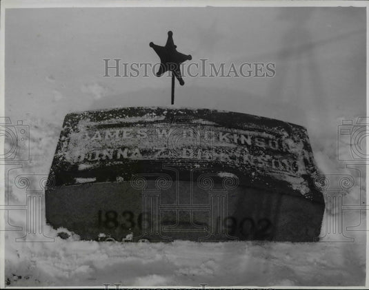 1952 Press Photo Gravestone of James W. Dickinson & Donna Z. Dickinson - Historic Images
