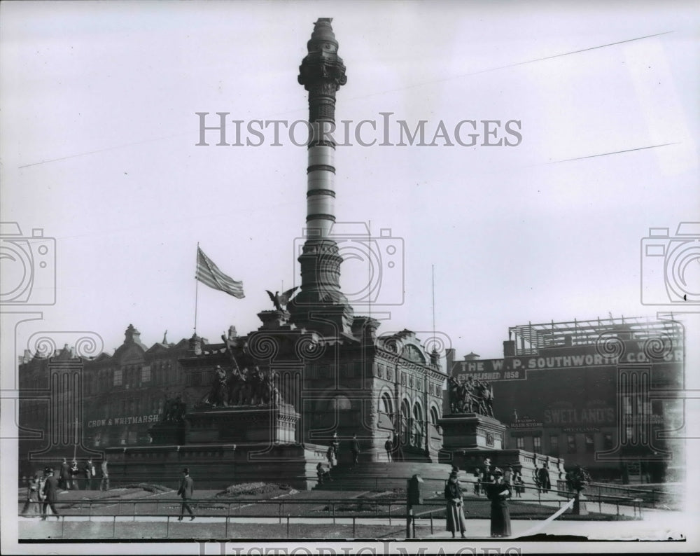 1932 Press Photo The Soldiers and Sailors Monument Besides W.P. Southworth Co. - Historic Images