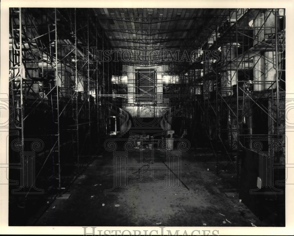 1988 Press Photo Scaffolding surround the wall &amp; ceiling of Cleveland Playhouse. - Historic Images