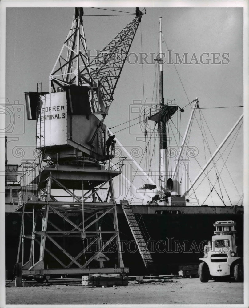 1961 Luffing crane, Lederer Terminals  - Historic Images