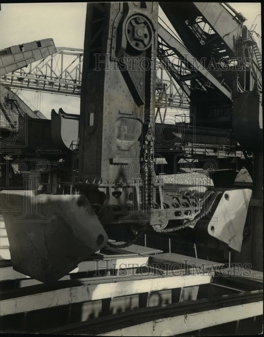 Lower picture shows the open bucket about to enter the hold. - Historic Images