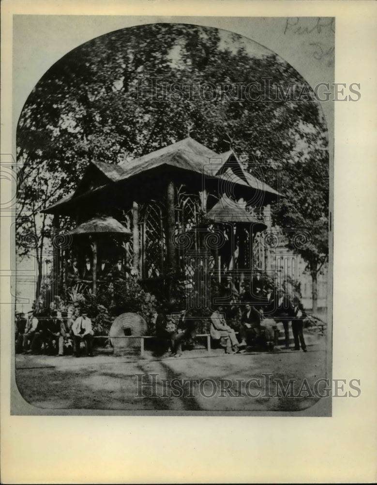 1963 Press Photo Circa 1876 The People Sitting in front of the Rest House - Historic Images