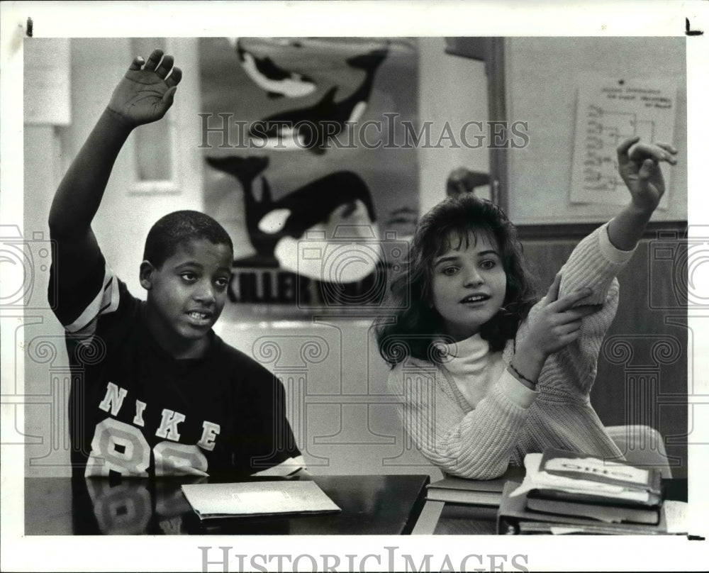 1987 Press Photo Studentsat class in Harding Jr.High in Lakewood - Historic Images