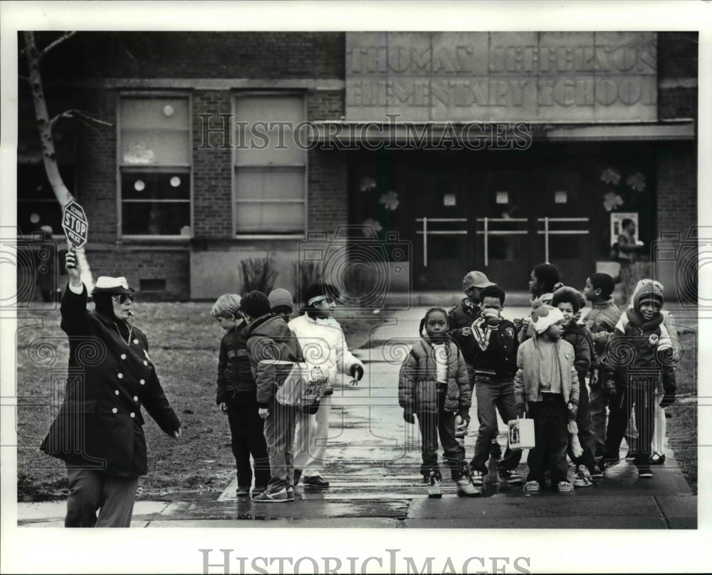 1986 Press Photo The Children from Thomas Jefferson Elem. Walk Home from Class - Historic Images