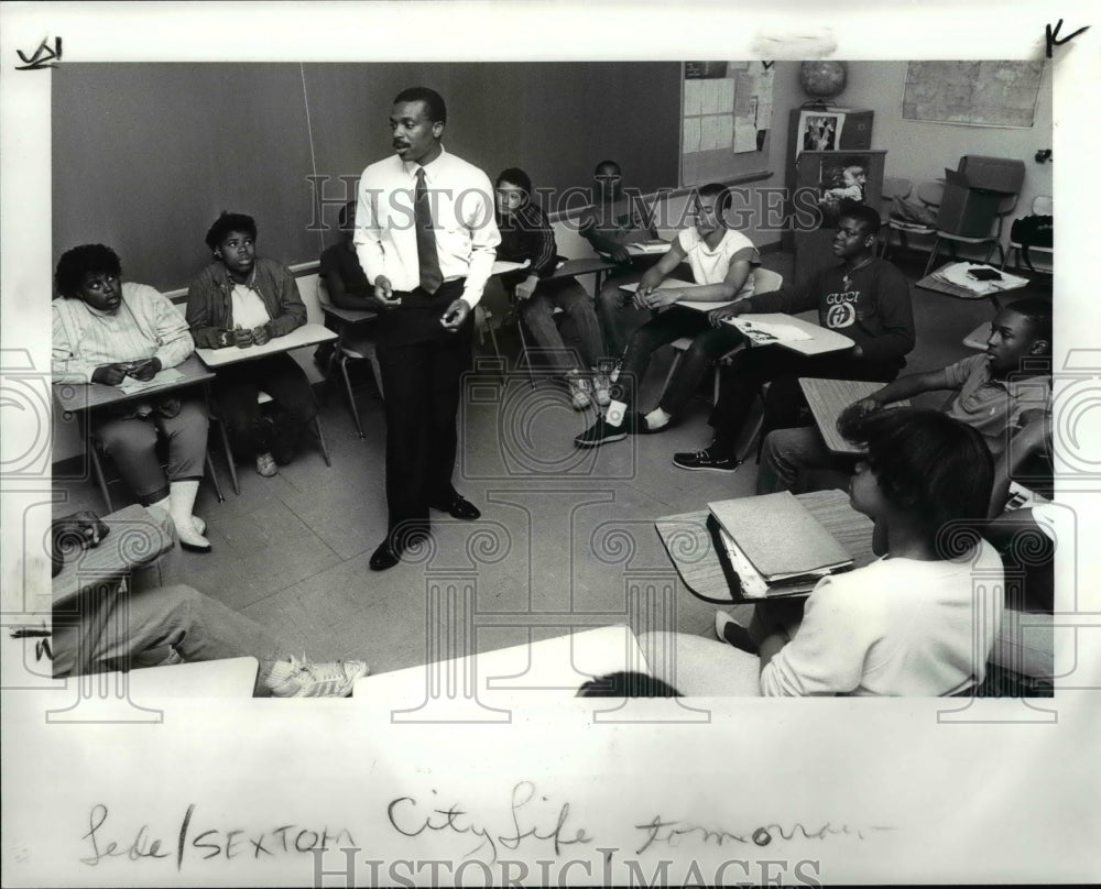 1986 Press Photo Derek Whitmore Counselling a Teenage Class at Thomas Jef.Jr.HS - Historic Images