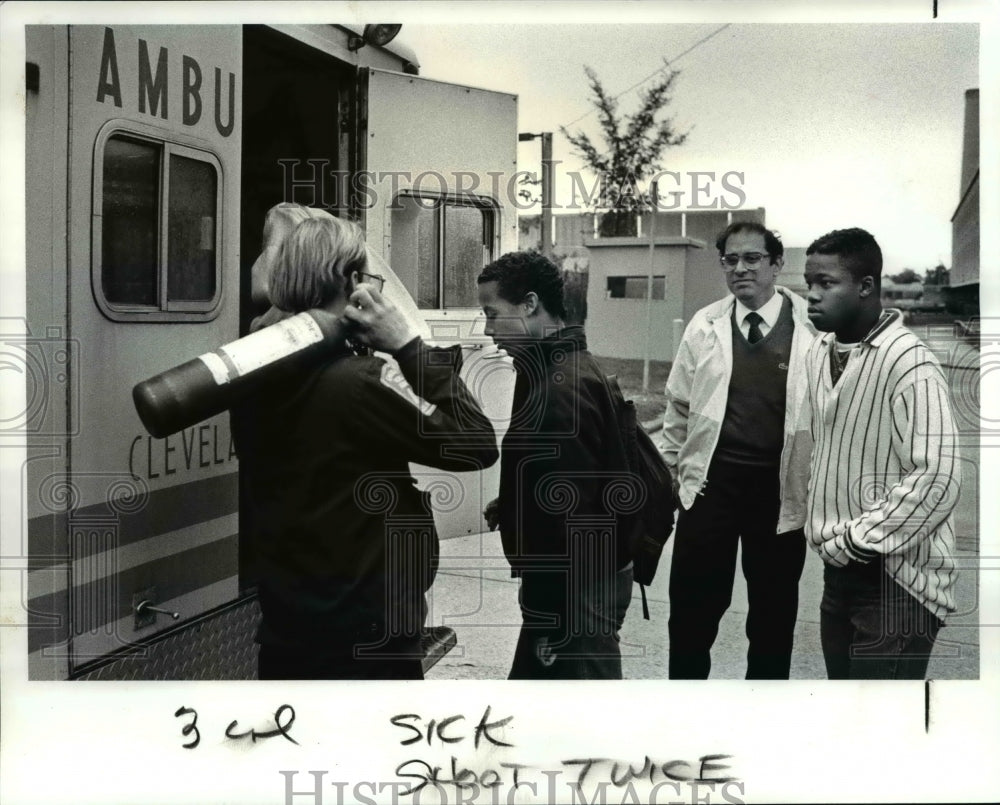 1987 Press Photo Two JFK High School Students walk into EMS Ambulance - Historic Images