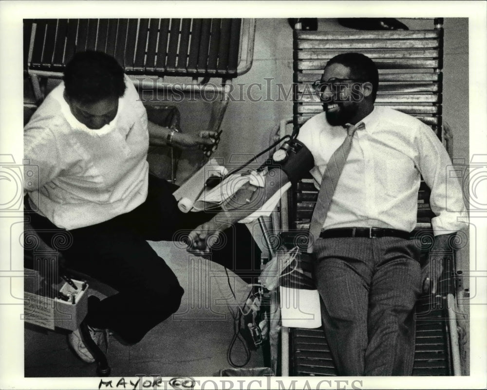 1990 Press Photo Mayor Mike White of Cleveland gives blood in Rotunda, City Hall - Historic Images