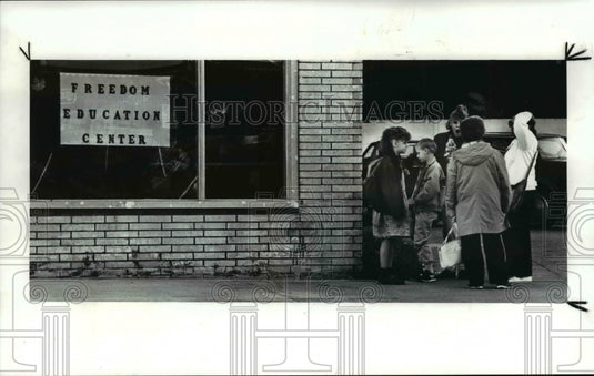 1989 Press Photo Freedom Education Center students and parents wait outside - Historic Images