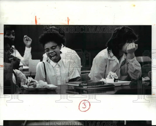 1989 Press Photo Donzia Bannister and Nicole Balek have a laugh in the lunchroom - Historic Images