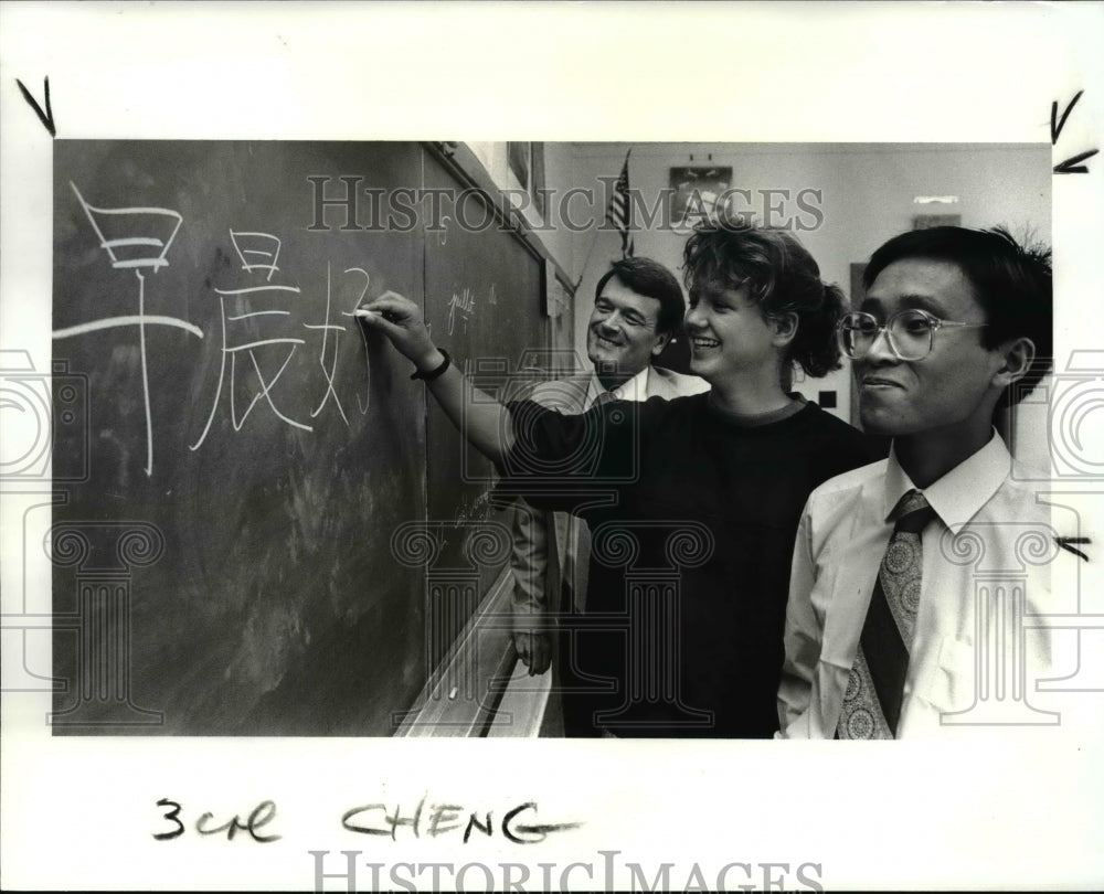 1987 Press Photo Xiao-ping Cheng and Fairview High School Principal Walter - Historic Images