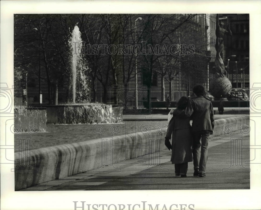 1981 Press Photo Couple stroll through Manna fountains - Historic Images