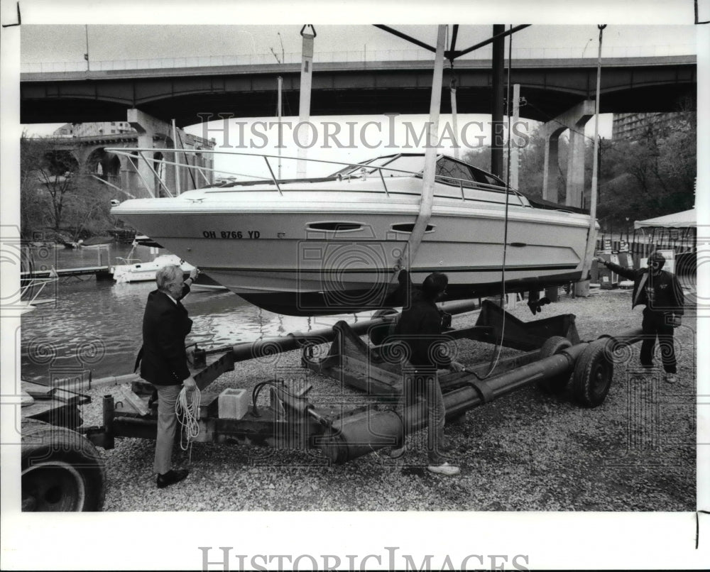 1989 Press Photo Crane being used to lift the first boat of the season - Historic Images