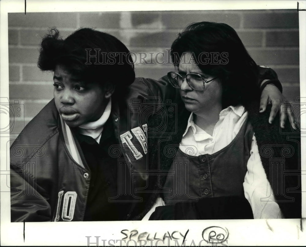 1990 Press Photo Belinda Northen, student council president comforts Jean - Historic Images