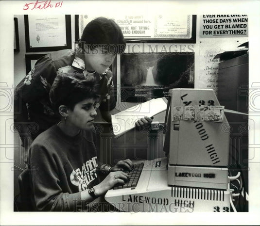 1985 Press Photo Kelly Gordon and Jim Harmon at Lakewood High - Historic Images