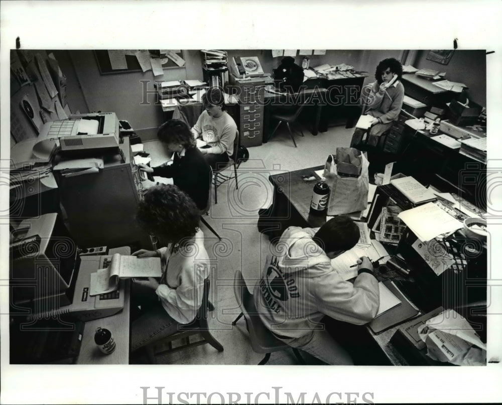 1988 Press Photo Lakewood High School Times newsroom - Historic Images