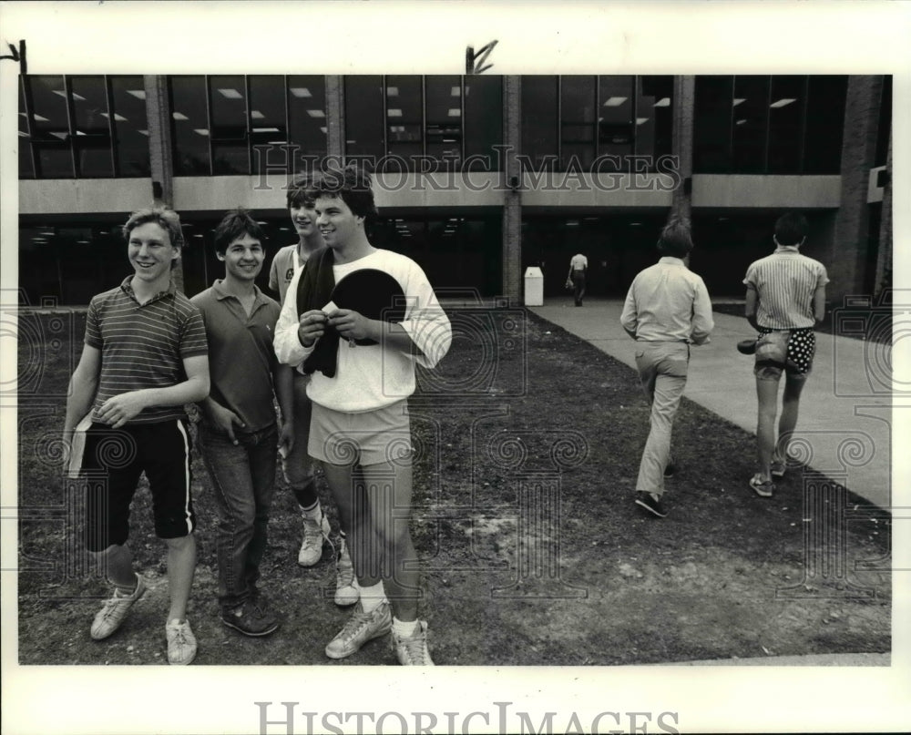 1985 Press Photo Lakewood High Students who are upset - Historic Images