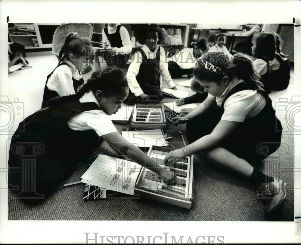 1988 Press Photo 2nd graders at Laurel School with cuissenaire rods during math - Historic Images