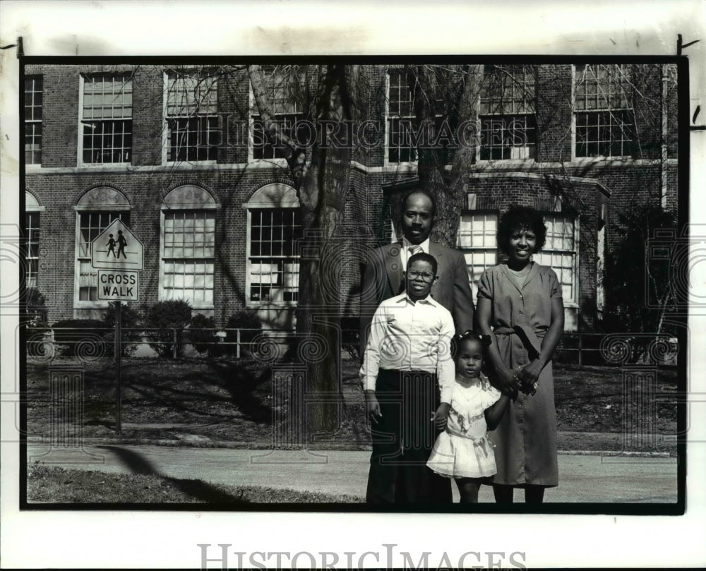 1987 Press Photo The March family in front of Ludlow Elementary- School Closing - Historic Images