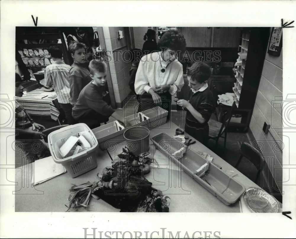 1989 Press Photo Teacher Loretta Hogg with Student Chris Aiken - Historic Images