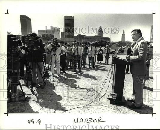 1988 Press Photo Gov Celeste holds news conference at the North Coast Harbor - Historic Images