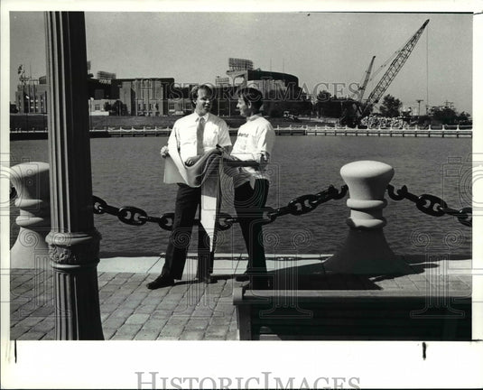 1988 Press Photo Eng Steve Carter & Gary Conley at the North Coast Harbor - Historic Images