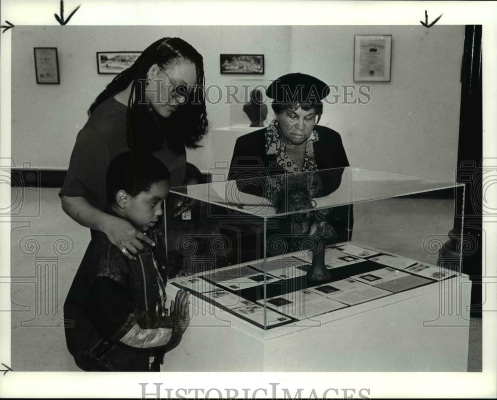 1990 Press Photo Mcah Lanier, Rare Heritage Stamps at Harriet Tubman Museum - Historic Images