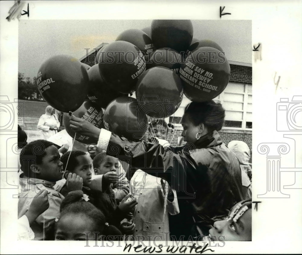 1986 Press Photo Deborah Stewart Gives Balloon to Her 3rd Grade Students - Historic Images