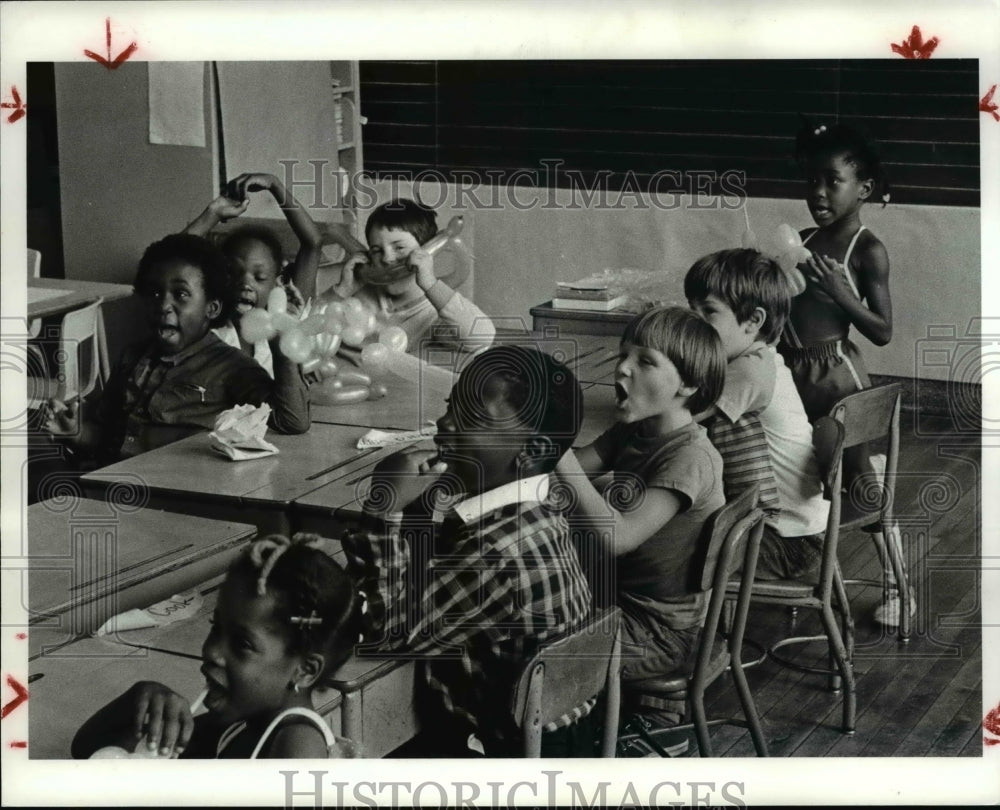 1984 Press Photo 1st graders of Chesterfield School protesting school closure - Historic Images