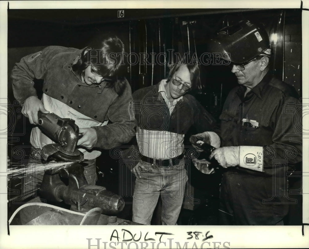 1989 Press Photo Welding Class at Cuyahoga Joint Vocational School. - Historic Images