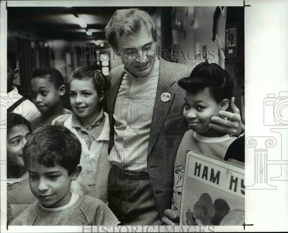 1988 Press Photo Michael Nikulin of Construction Trust at Canterbury Elem School - Historic Images