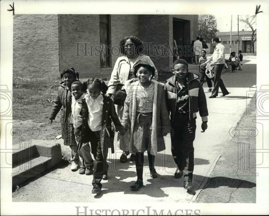 1983 Press Photo Linda Allen picks up children at Case School - Historic Images