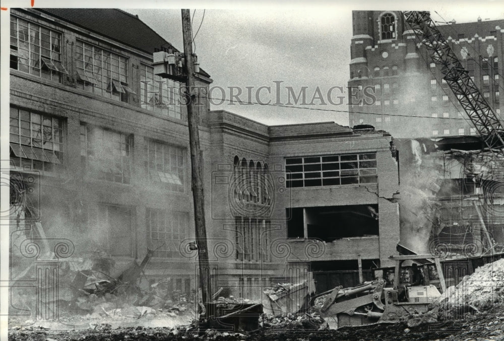 1981 Press Photo Cathedral Latin High School demolition - Historic Images